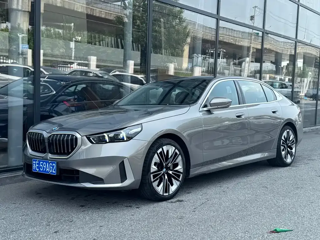 BMW 5 Series — фото 1