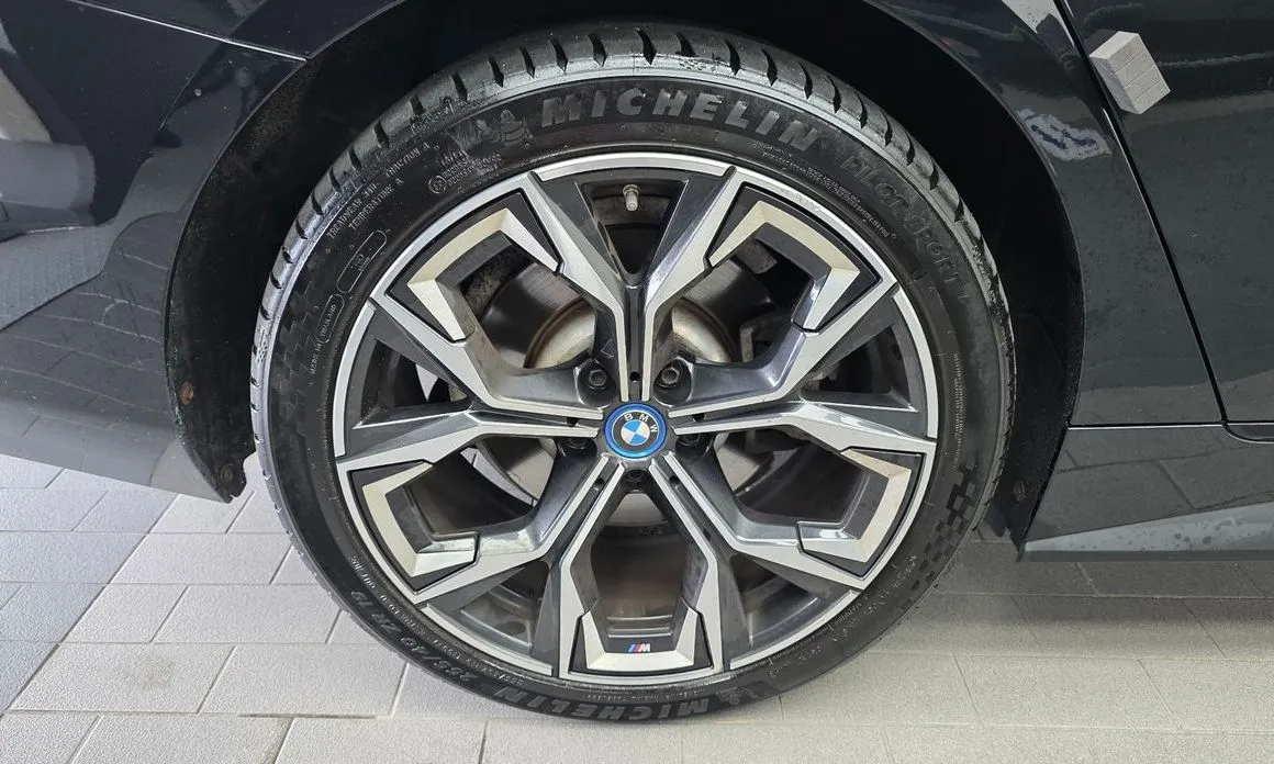 BMW i4 — фото 10