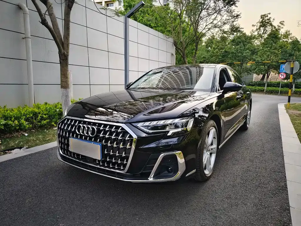 Audi A8 — фото 1