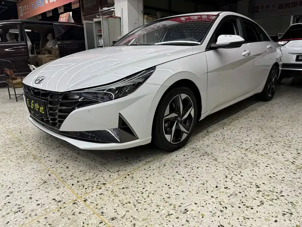 Hyundai Elantra — фото 1