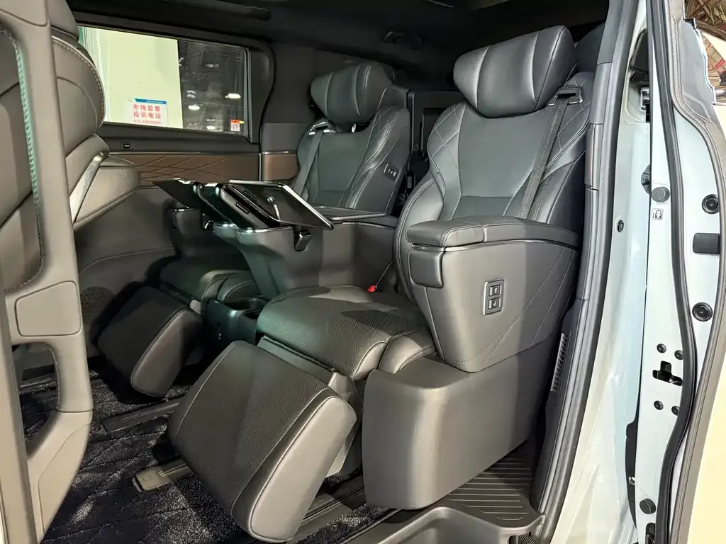 Toyota Alphard — фото 8