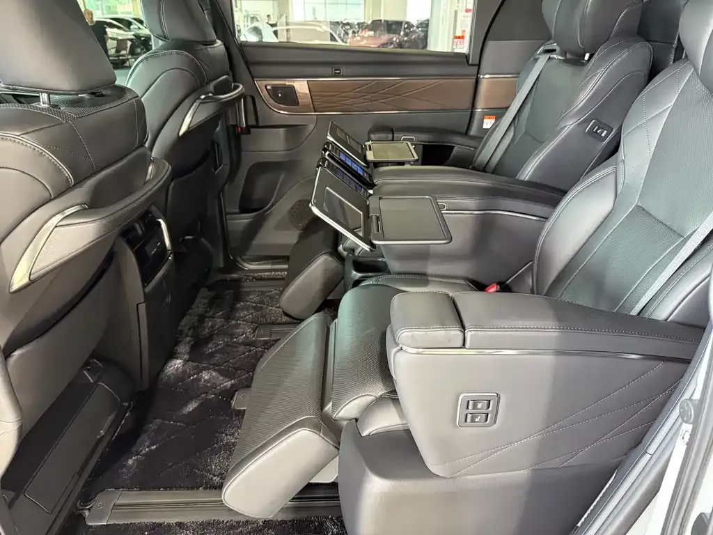 Toyota Alphard — фото 7
