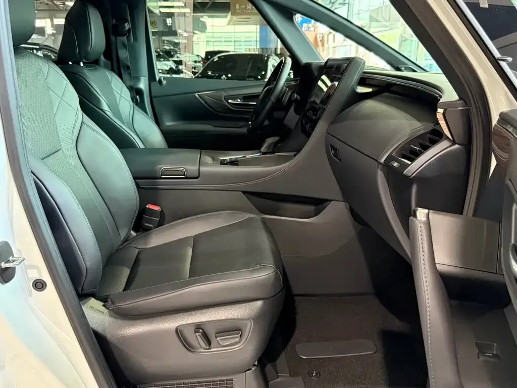 Toyota Alphard — фото 9