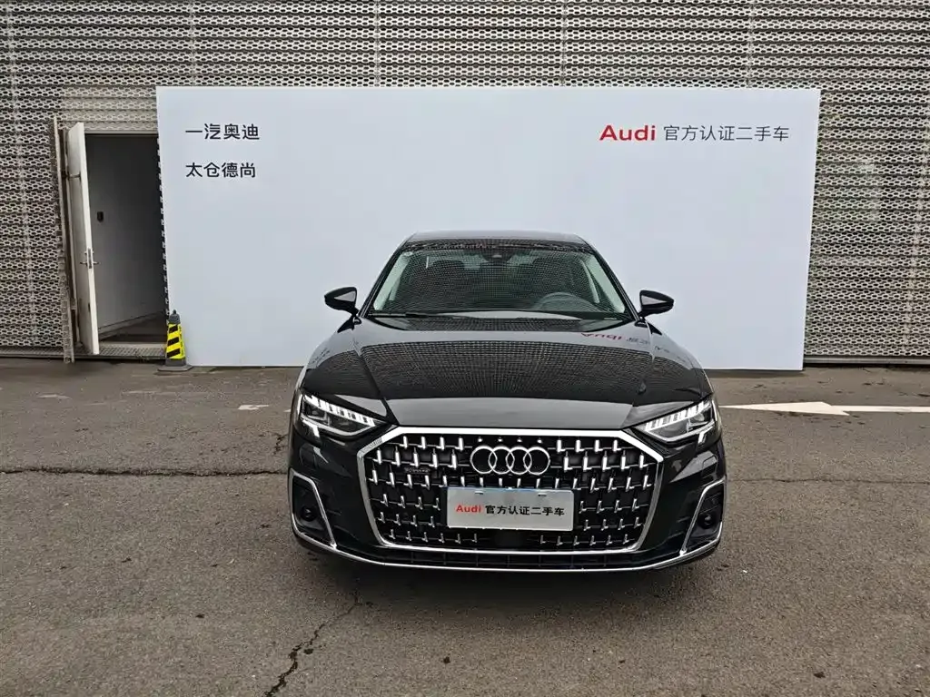 Audi A8 — фото 1