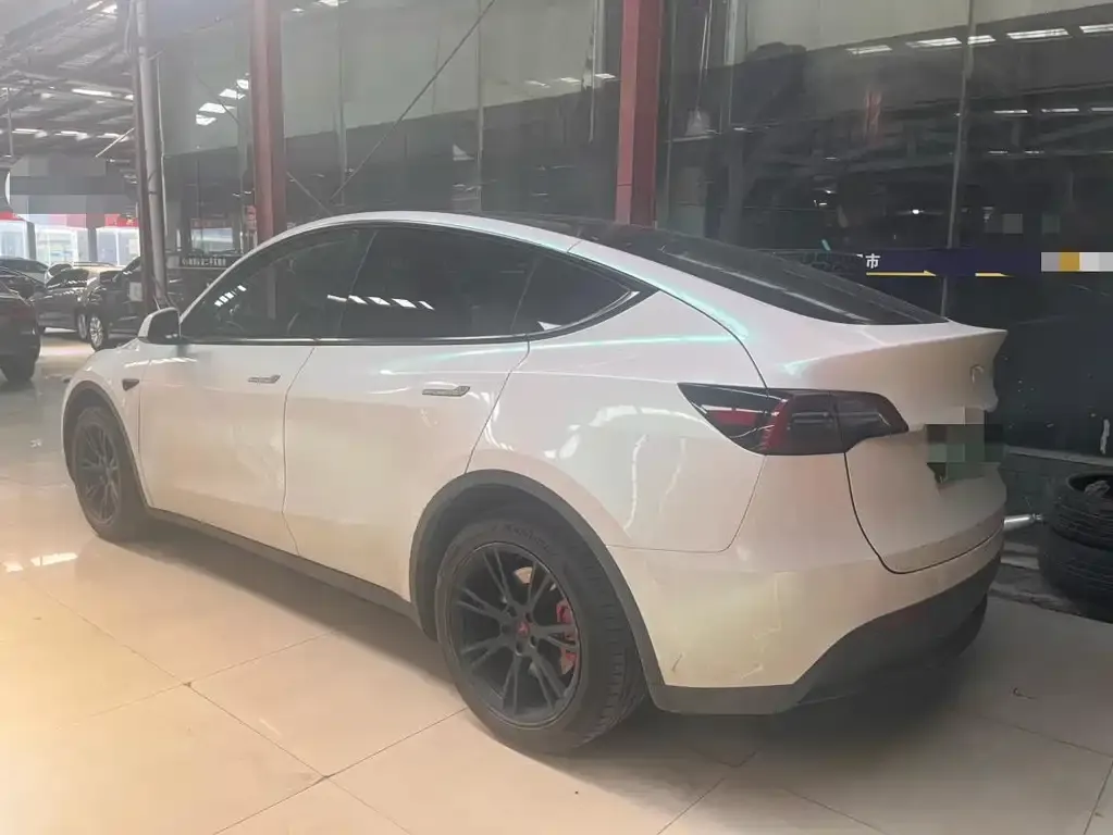 Tesla Model Y — фото 8