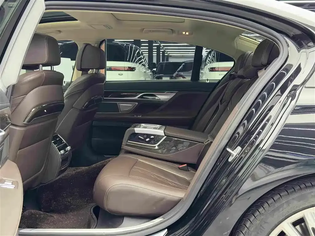 BMW 7 Series — фото 10