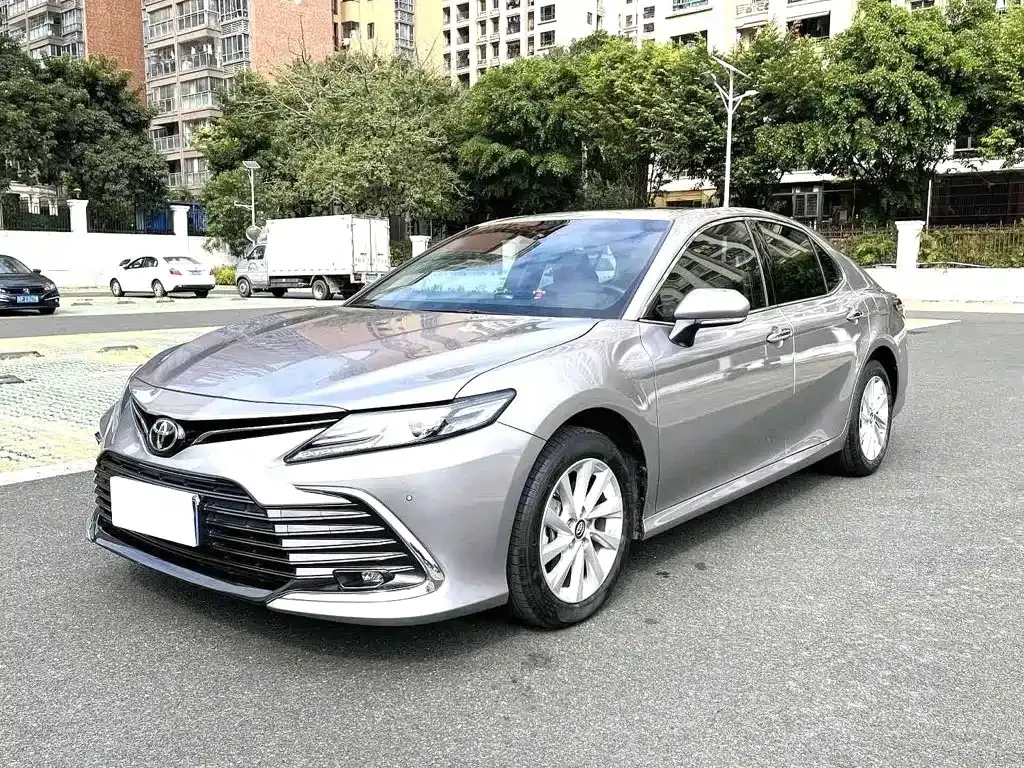 Toyota Camry — фото 1