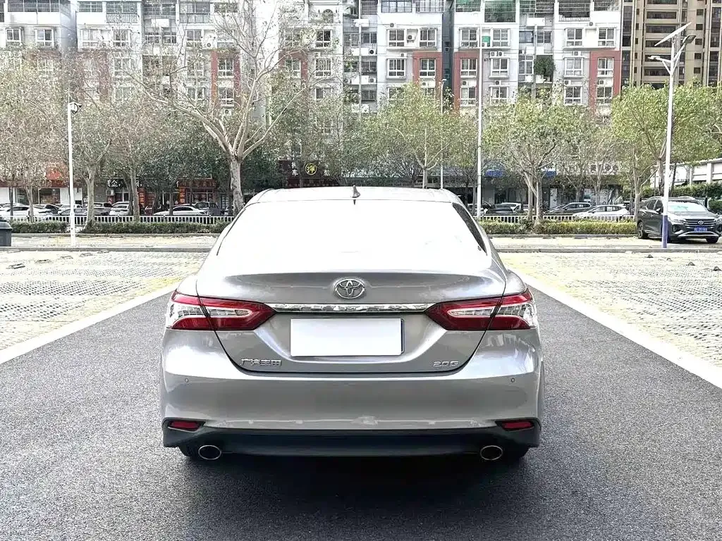 Toyota Camry — фото 5