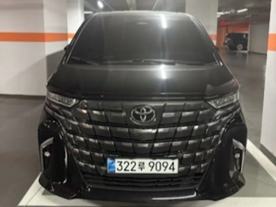 Toyota Alphard — фото 1