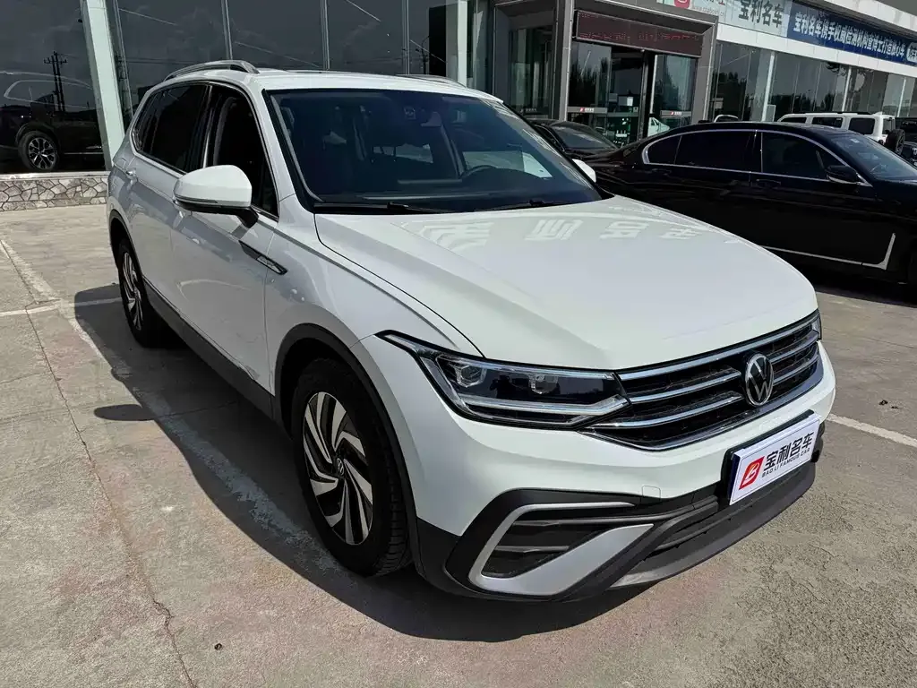 Volkswagen Tiguan L — фото 1