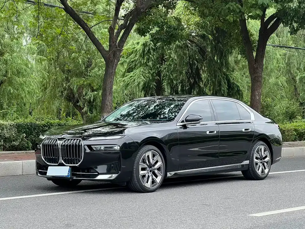 BMW 7 Series — фото 1