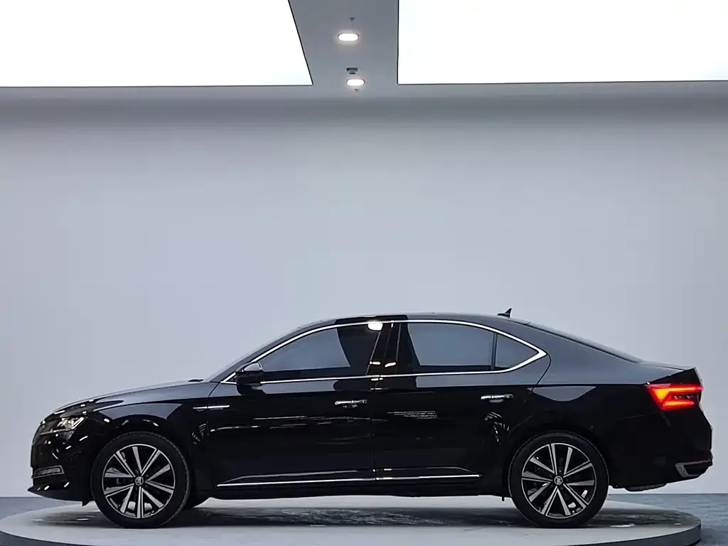 Skoda Superb — фото 5