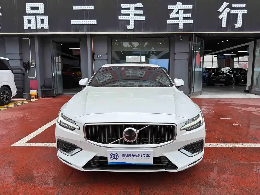Volvo S60 — фото 1