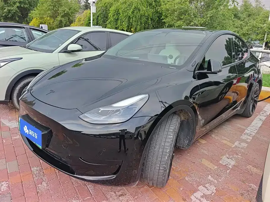 Tesla Model Y — фото 1