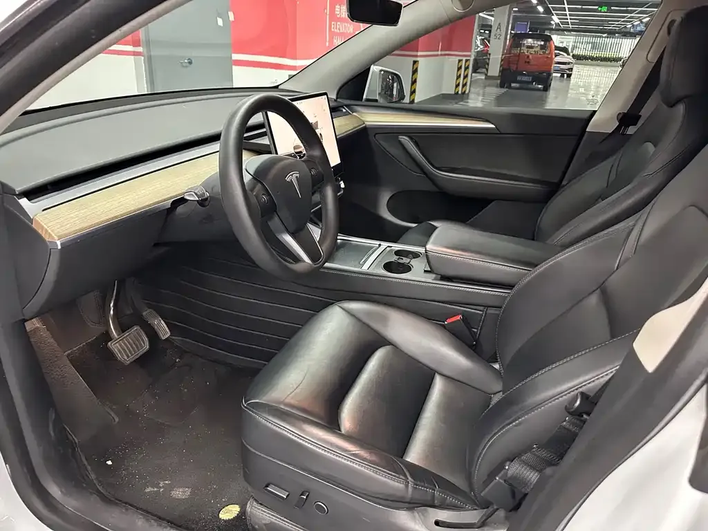 Tesla Model Y — фото 8
