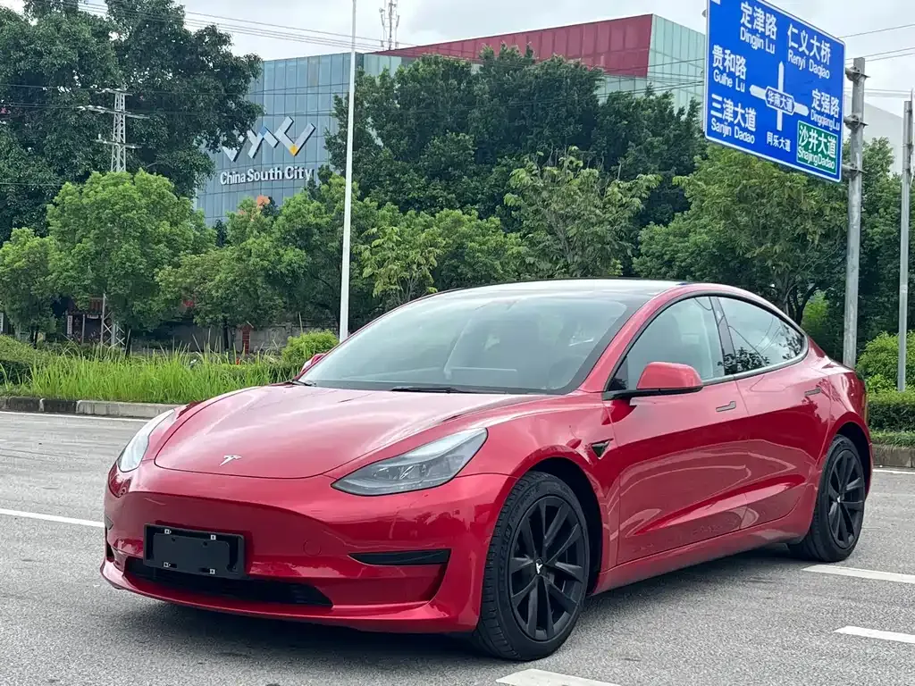 Tesla Model 3 — фото 1