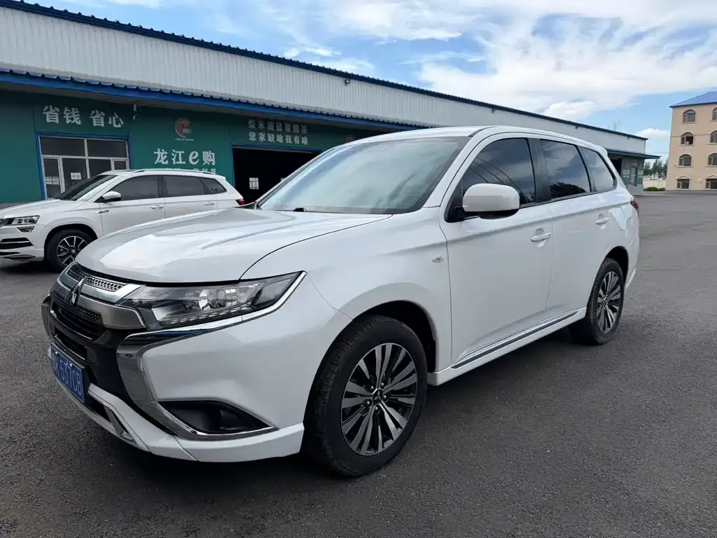 Mitsubishi Outlander — фото 1