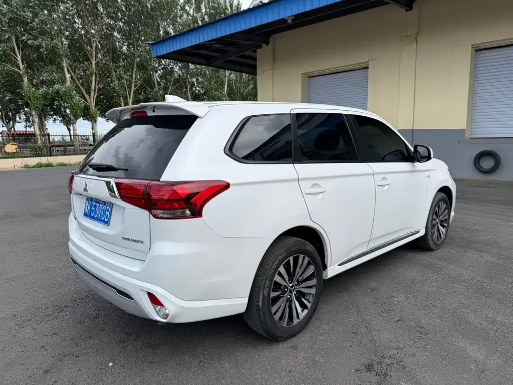 Mitsubishi Outlander — фото 7