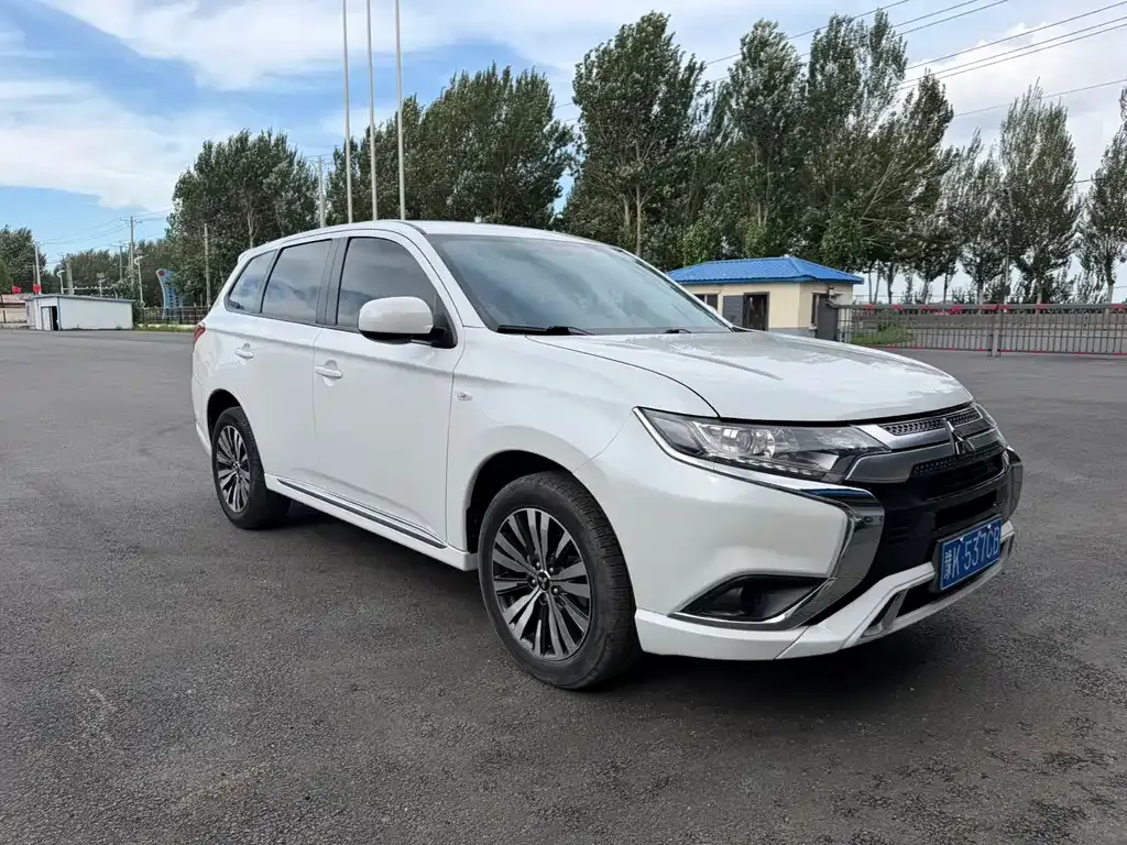 Mitsubishi Outlander — фото 10