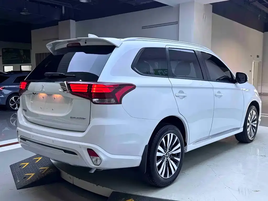 Mitsubishi Outlander — фото 9