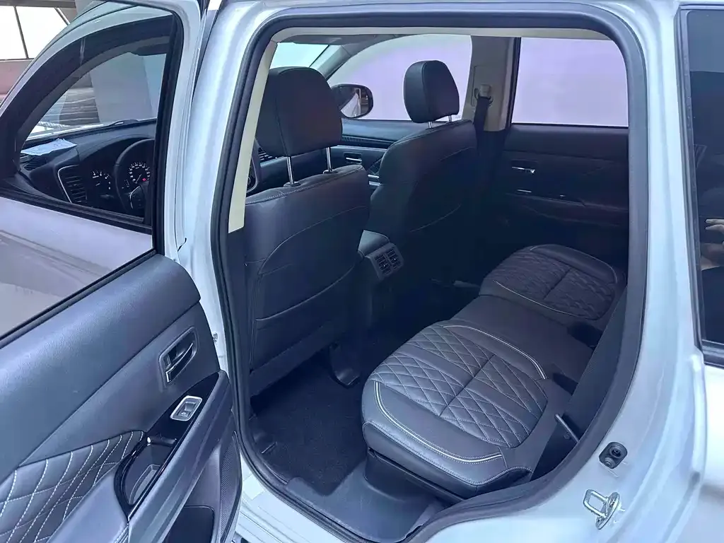 Mitsubishi Outlander — фото 10