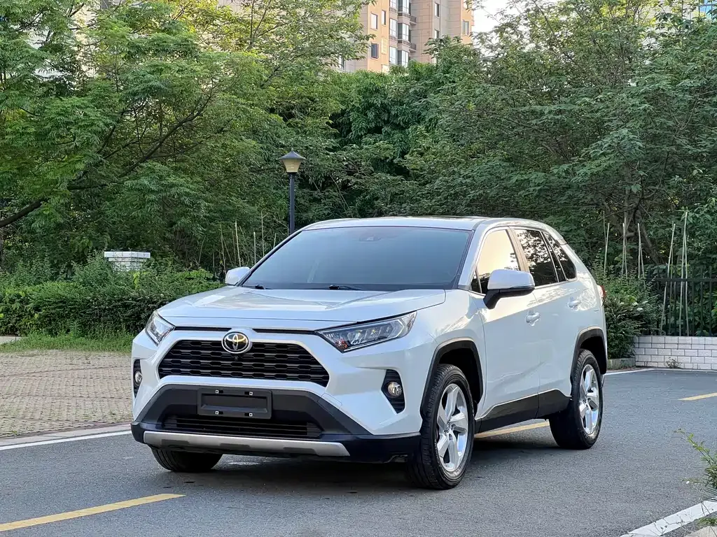 Toyota RAV4 — фото 1