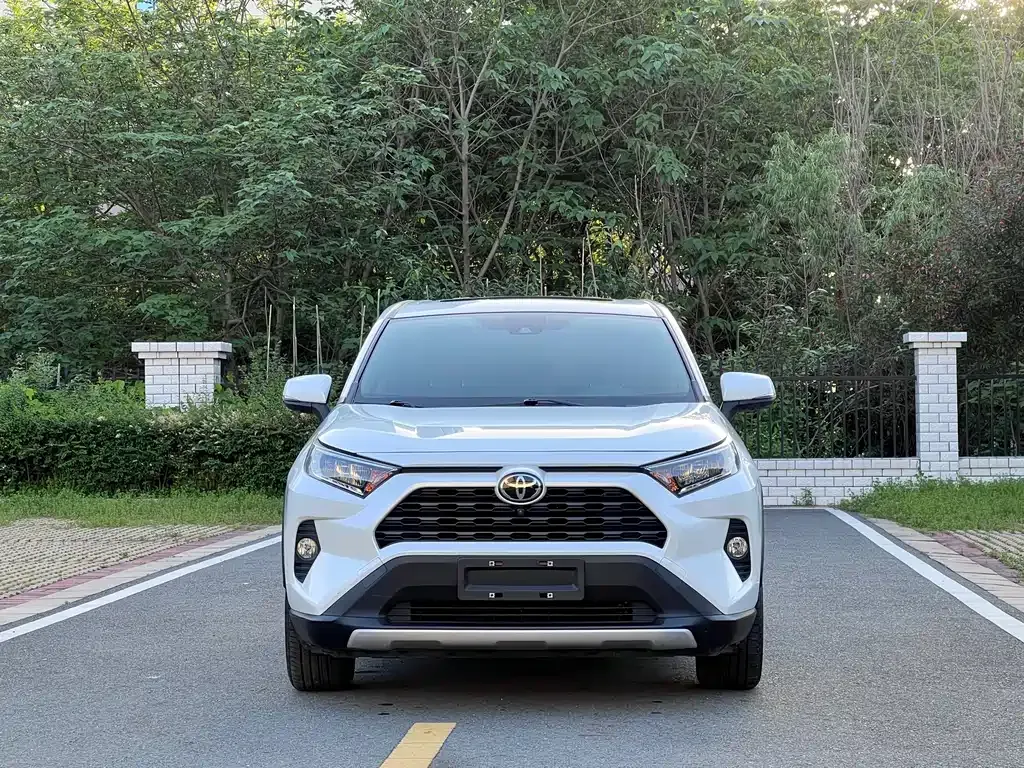 Toyota RAV4 — фото 9