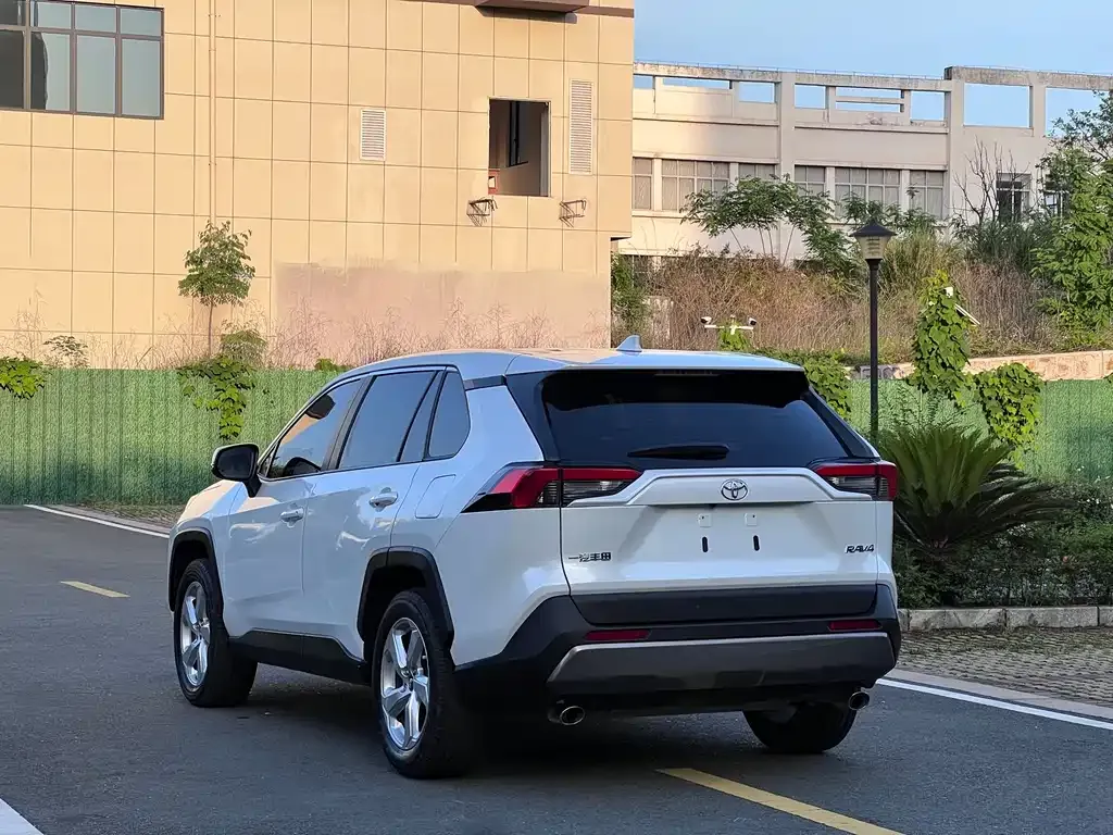 Toyota RAV4 — фото 8
