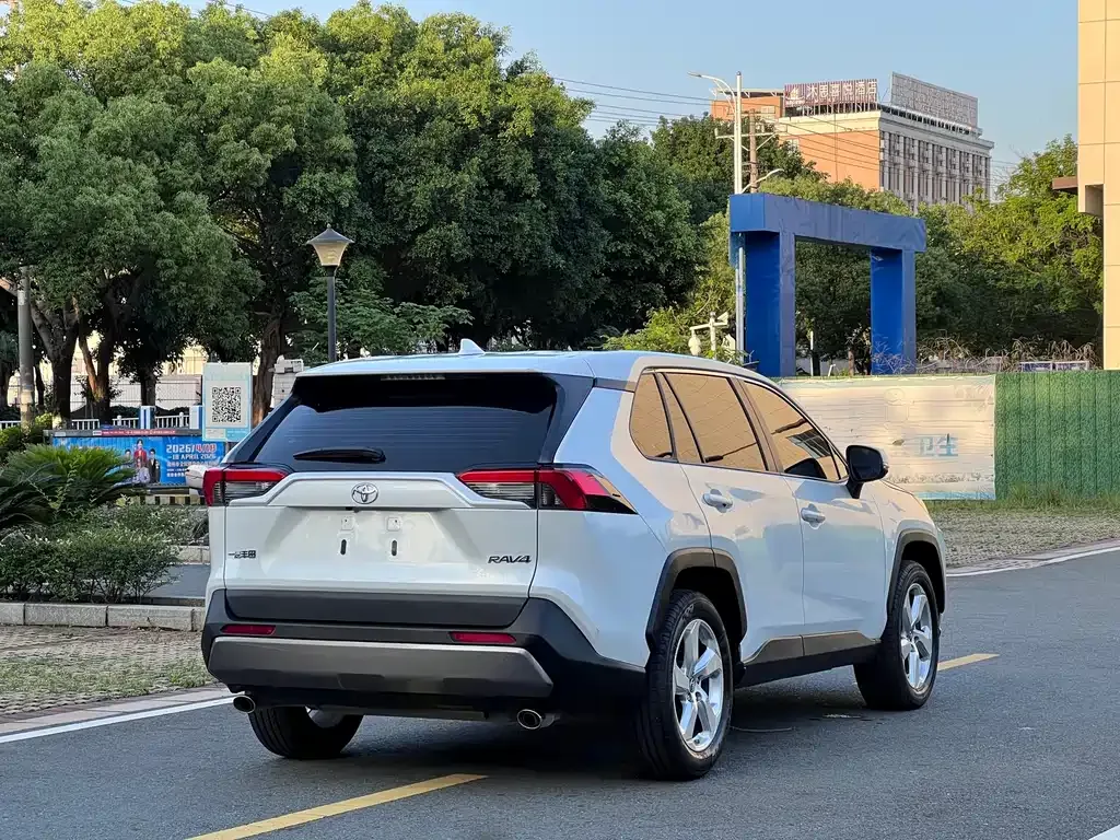 Toyota RAV4 — фото 6