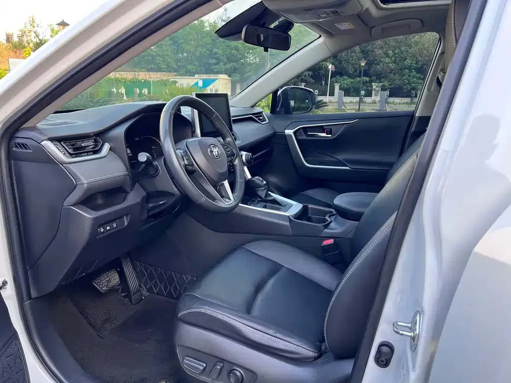 Toyota RAV4 — фото 2