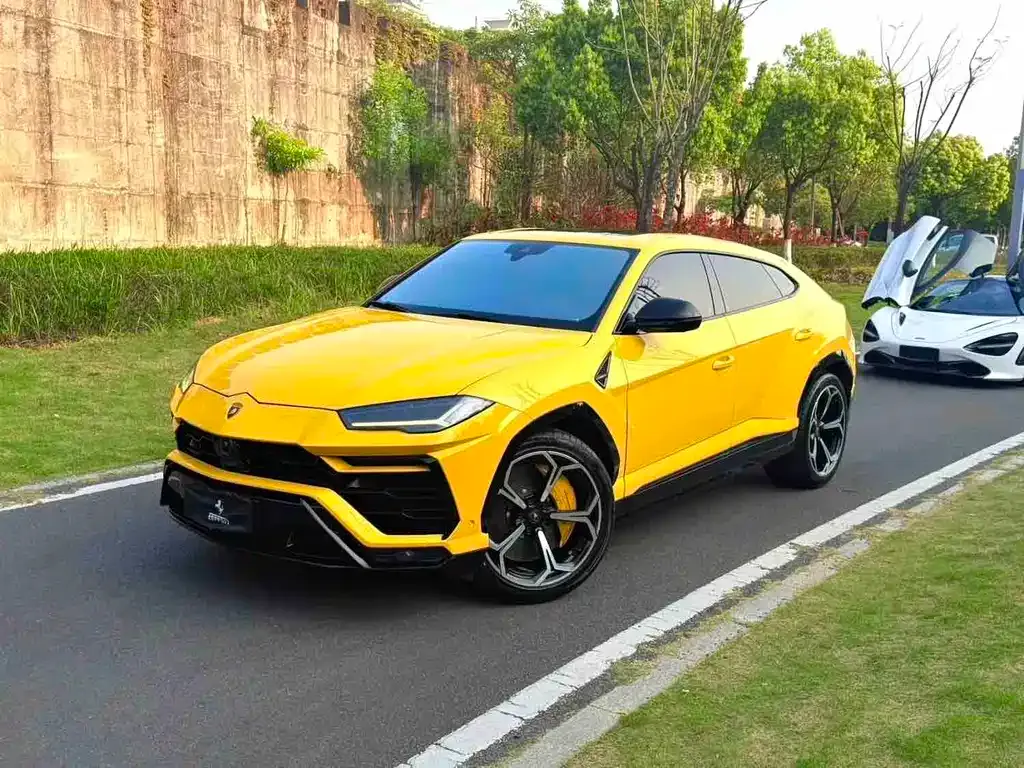 Lamborghini Urus — фото 1