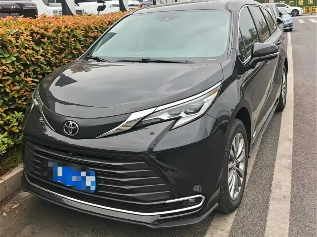 Toyota Sienna — фото 1