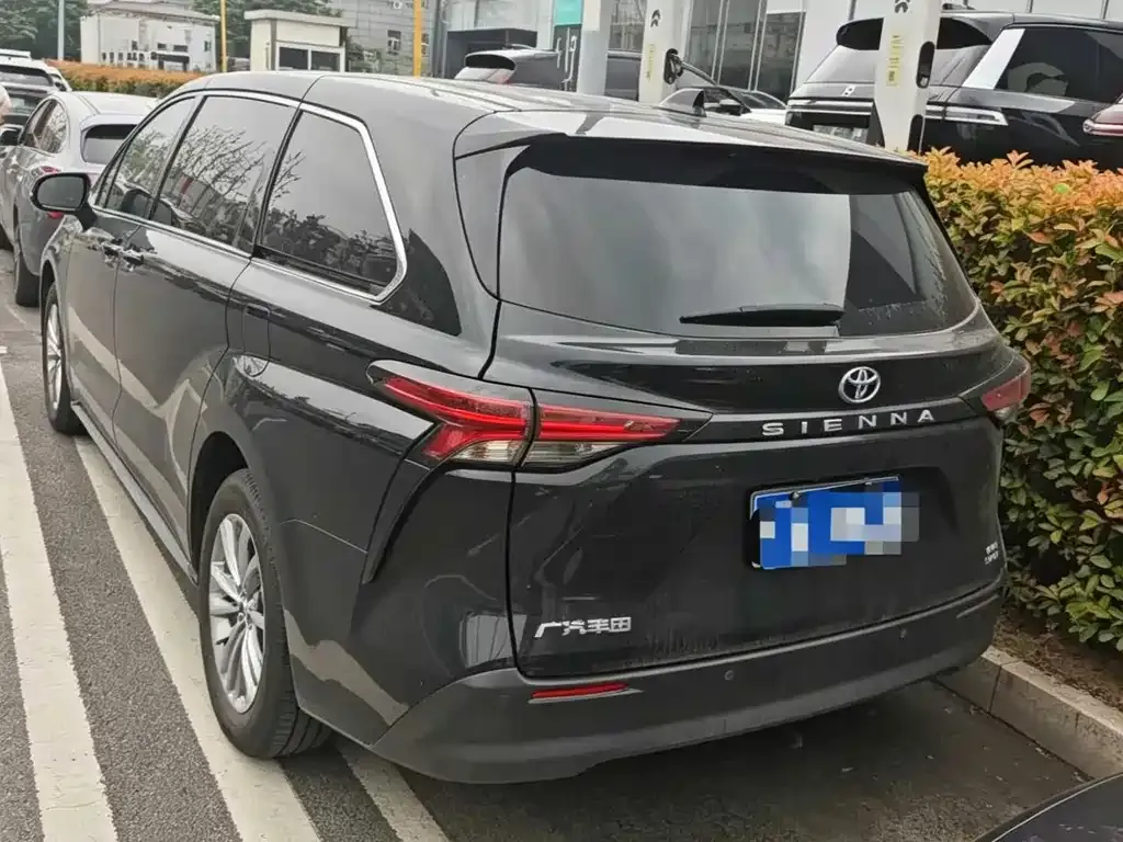 Toyota Sienna — фото 5