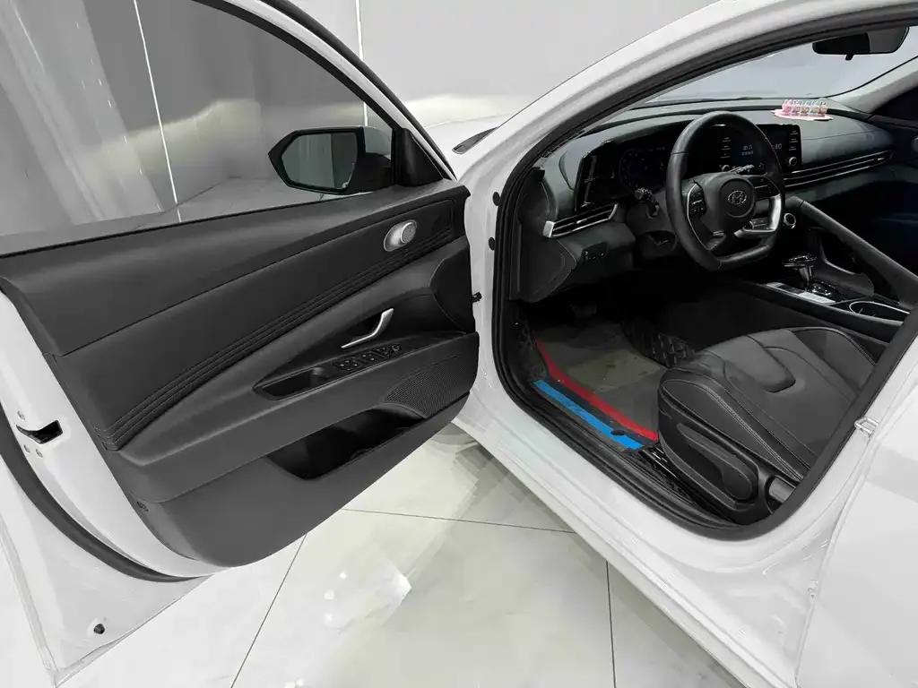 Hyundai Elantra — фото 3