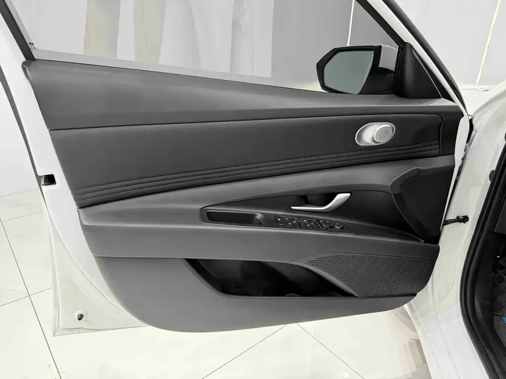 Hyundai Elantra — фото 4