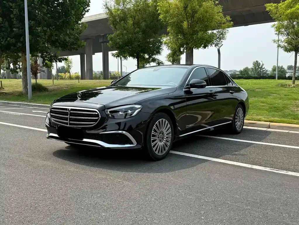Mercedes-Benz E-Class — фото 1