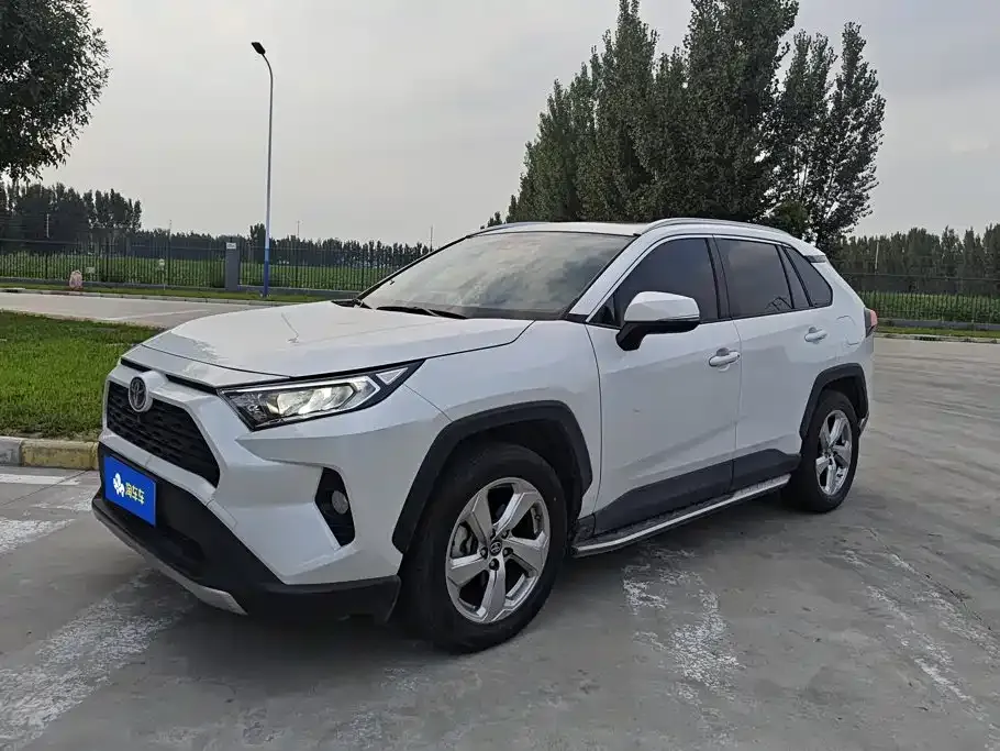 Toyota RAV4 — фото 1