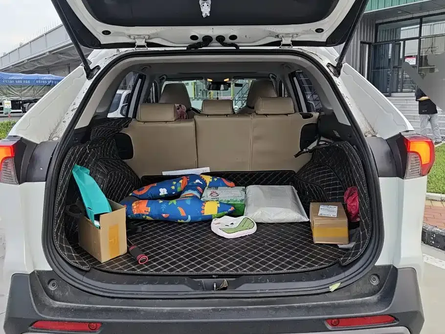 Toyota RAV4 — фото 7