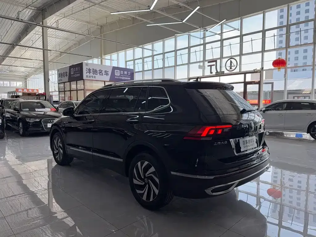 Volkswagen Tiguan L — фото 9