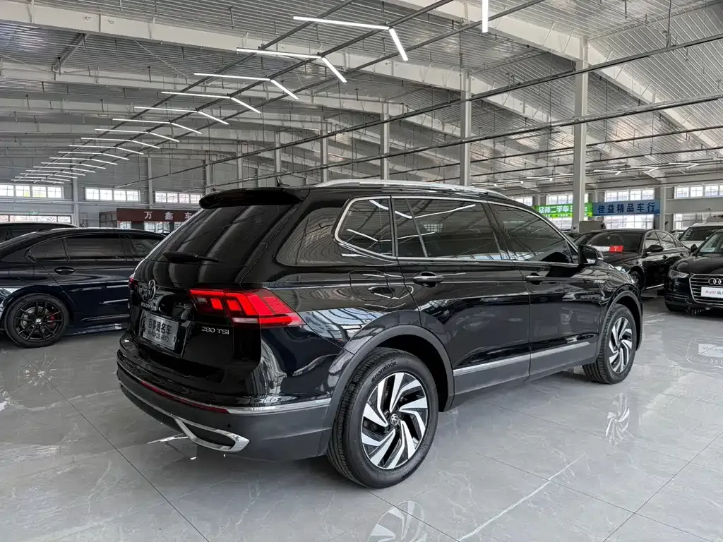 Volkswagen Tiguan L — фото 10