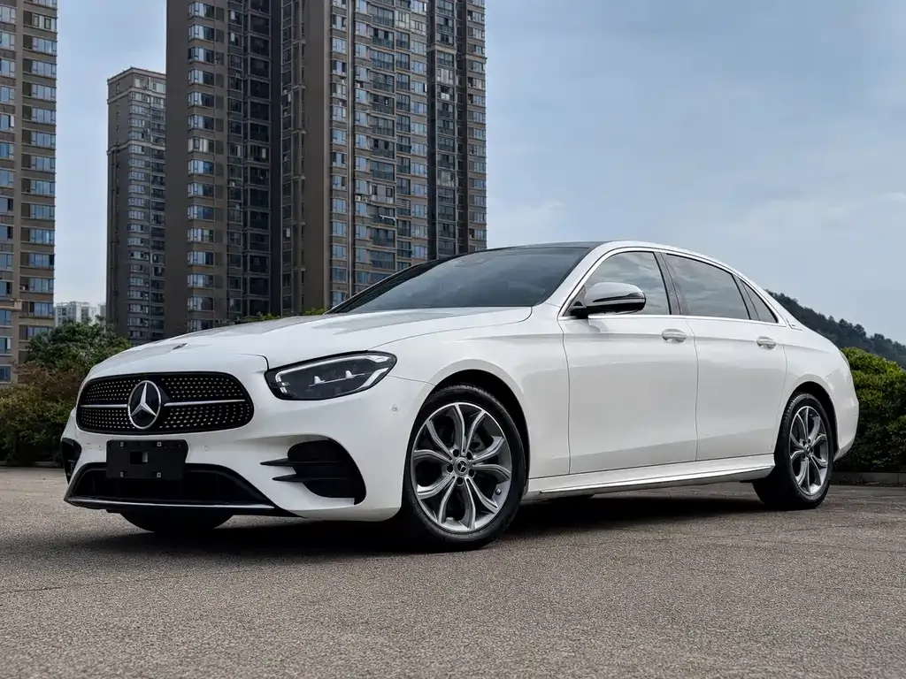 Mercedes-Benz E-Class — фото 1