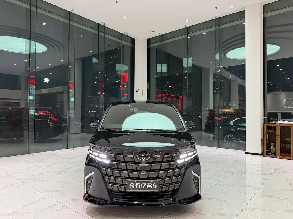Toyota Alphard — фото 1