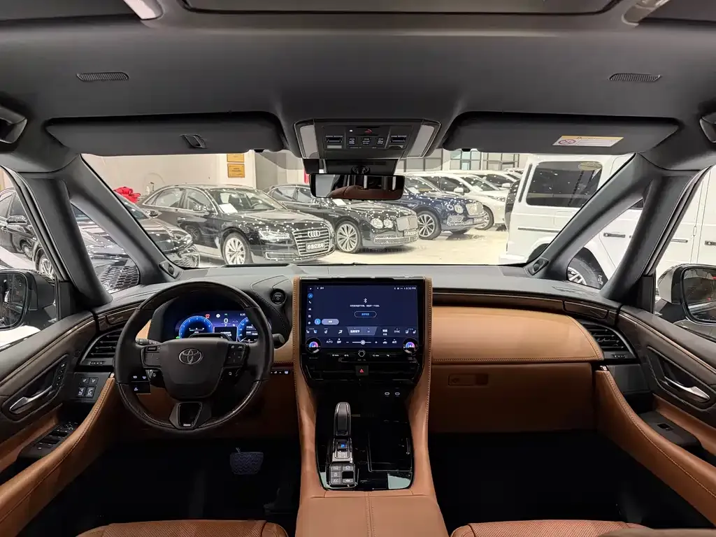 Toyota Alphard — фото 8