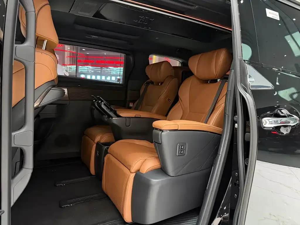 Toyota Alphard — фото 9