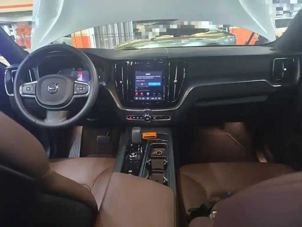 Volvo XC60 — фото 10