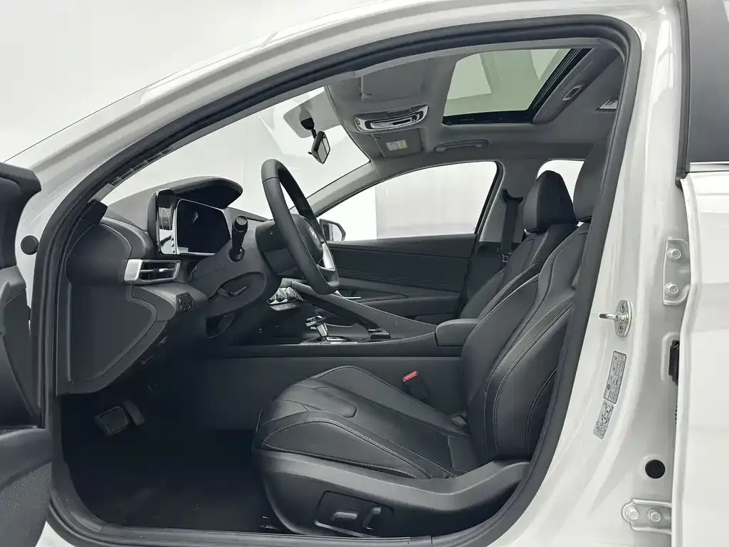 Hyundai Elantra — фото 10