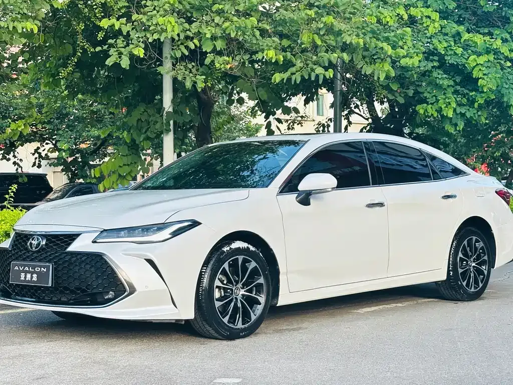 Toyota Avalon — фото 1