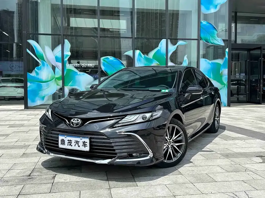 Toyota Camry — фото 1
