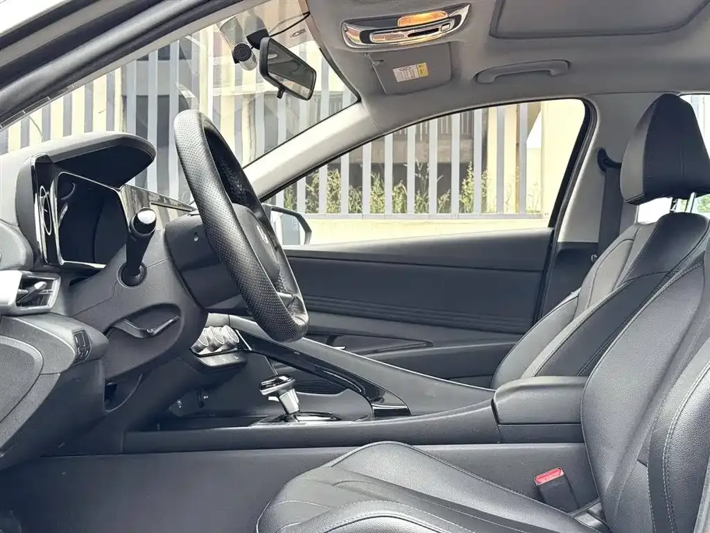 Hyundai Elantra — фото 8