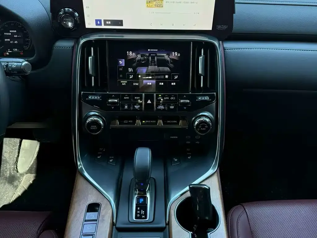 Lexus LX — фото 7